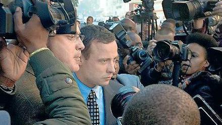 Umlagert. Pistorius am Dienstag vor dem Gericht. Der Prozess ist vertagt. Foto: AFP