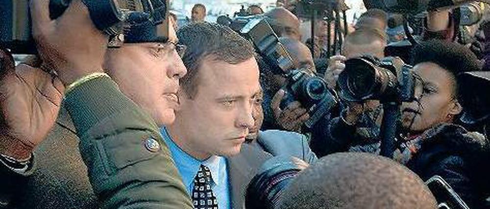 Umlagert. Pistorius am Dienstag vor dem Gericht. Der Prozess ist vertagt. Foto: AFP