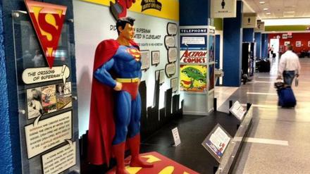 Wer Cleveland mit dem Flugzeug erreicht, begegnet in der Gepäck-Sammelhalle dieser Superman-Statue.