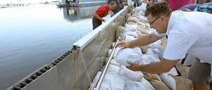 Jede Hand wird gebraucht in Wittenberge an der Elbe. Der Bürgermeister der brandenburgischen Elbstadt hat sich jetzt sogar an die Berliner mit der Bitte um Hilfe gewandt. Also: Auf nach Wittenberge, ran an die Sandsäcke.