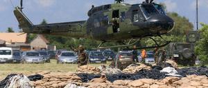 Angespannte Lage in Magdeburg: Auf die sachsen-anhaltinische Hauptstadt rollt am Samstagmorgen eine gewaltige Flutwelle zu. Hubschrauber bringen massenweise Sandsäcke an die Elbe.
