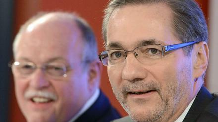 Aufsichtsratsvorsitzender der Flughafengesellschaft des BER Matthias Platzeck (r) will sich nicht zu Technikchef Horst Amann (l) äußern. 