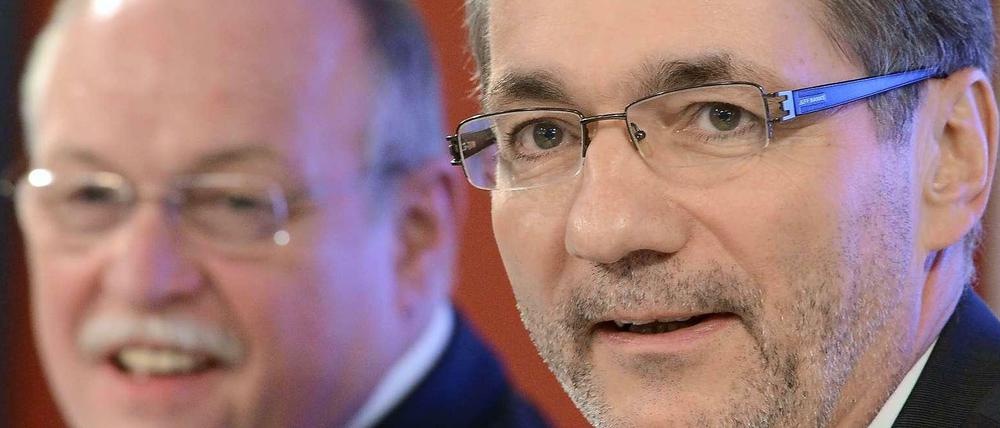 Aufsichtsratsvorsitzender der Flughafengesellschaft des BER Matthias Platzeck (r) will sich nicht zu Technikchef Horst Amann (l) äußern. 