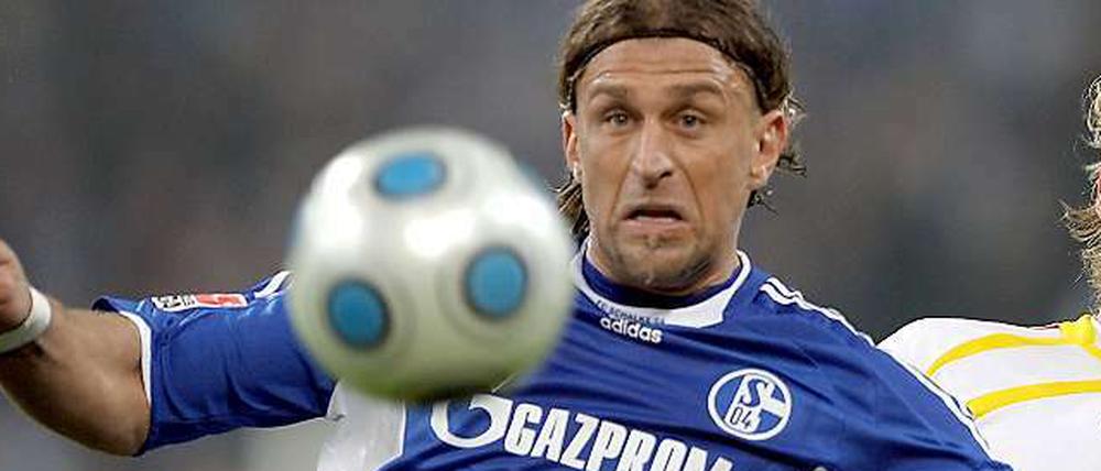 Marcelo Bordon war ein eisenharter Verteidiger mit gewaltigem Schuss in Stuttgart und bei Schalke. Aber reicht das aus, um sich in unserer Umfrage durchzusetzen?