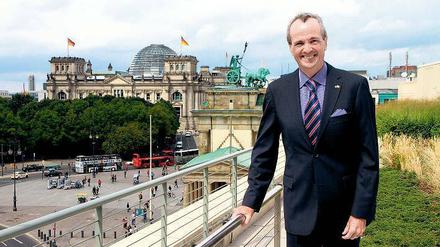 Lieblingsplatz. Die Vielseitigkeit des Botschafterlebens hat Philip D. Murphy besonders genossen, die Begegnungen mit Menschen aus allen Bereichen, die Gespräche auf hohem Niveau und natürlich die Aussicht aufs Brandenburger Tor. 