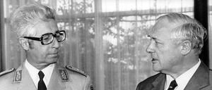 Gerd Schmückle (l) wird am 20. Dezember 1977 in Bonn von Bundesverteidigungsminister Georg Leber (r) zum Vier-Sterne-General ernannt. Schmückle ist im Alter von 95 Jahren gestorben. 