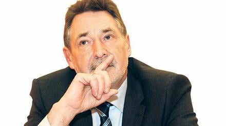 Potsdams SPD-Oberbürgermeister Jann Jakobs steht unter Druck: Seine Machtbasis bröckelt, aber eine Eigenschuld gesteht sich Jakobs nicht ein. 