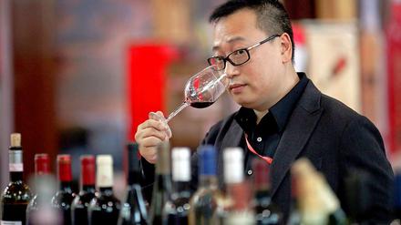 Bald unerschwinglich, sogar für wohlhabende Chinesen? Ein Mann probiert Wein auf dem International Shanghai Wine Trade Fair. China droht, Strafzölle auf europäischen Wein zu erheben, nachdem die EU dasselbe mit Solarpanelen aus China getan hat.