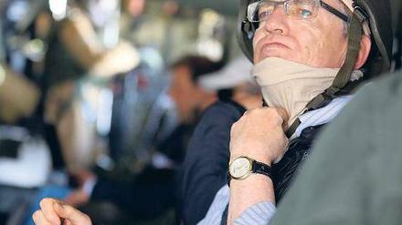 Helm auf zum Gefecht. Nach dem kritischen Rechnungshofbericht muss Verteidigungsminister Thomas de Maizière (CDU) dem Bundestag erklären, warum das Drohnendebakel so spät publik wurde und welche Rolle seine hohen Beamten spielten. Foto: dpa