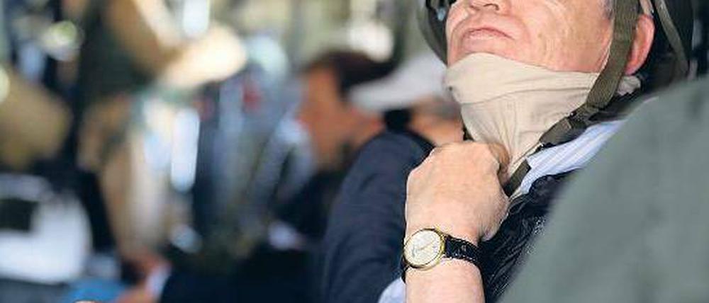 Helm auf zum Gefecht. Nach dem kritischen Rechnungshofbericht muss Verteidigungsminister Thomas de Maizière (CDU) dem Bundestag erklären, warum das Drohnendebakel so spät publik wurde und welche Rolle seine hohen Beamten spielten. Foto: dpa