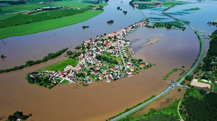 Eine Ansiedlung in der Nähe von Riesa. Sollte den Flüssen mehr Raum gegeben und bedrohte Ortschaften aufgegeben werden?