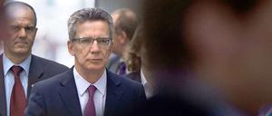 Der Verteidigungsminister auf dem Weg zum Haushaltsausschuss.