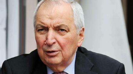 Klaus Töpfer (75) war von 1987 bis 1994 Bundesumweltminister und von 1994 bis 1998 Bauminister und zuständig für den Umzug der Bundeshauptstadt von Bonn nach Berlin. Von 1998 bis 2006 leitete Töpfer das Umweltprogramm der Vereinten Nationen. In Nairobi wurde er endgültig zum Weltbürger. Er hat den einzigen UN-Standort in Afrika reformiert. Seit 2009 gehört Töpfer zu den Gründern des neuen Nachhaltigkeits-Forschungsinstituts IASS in Potsdam. 