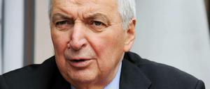 Klaus Töpfer (75) war von 1987 bis 1994 Bundesumweltminister und von 1994 bis 1998 Bauminister und zuständig für den Umzug der Bundeshauptstadt von Bonn nach Berlin. Von 1998 bis 2006 leitete Töpfer das Umweltprogramm der Vereinten Nationen. In Nairobi wurde er endgültig zum Weltbürger. Er hat den einzigen UN-Standort in Afrika reformiert. Seit 2009 gehört Töpfer zu den Gründern des neuen Nachhaltigkeits-Forschungsinstituts IASS in Potsdam. 