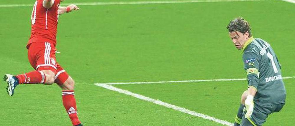 Der Moment der Entscheidung. Arjen Robben spitzelt den Ball in der 89. Minute an Roman Weidenfeller vorbei zum 2:1-Siegtreffer ins Tor. Foto: dpa
