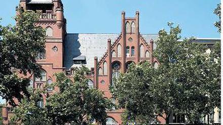 Rechts vom Rathaus beginnt die Steglitzer Einkaufsmeile Schlossstraße.