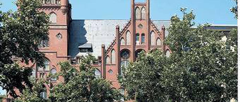 Rechts vom Rathaus beginnt die Steglitzer Einkaufsmeile Schlossstraße.