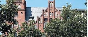 Rechts vom Rathaus beginnt die Steglitzer Einkaufsmeile Schlossstraße.