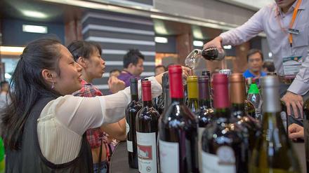 Weinbegeisterung. In China nimmt die Zahl der Weintrinker zu. Auf Messen stellen auch europäische Exporteure ihre Tropfen vor.