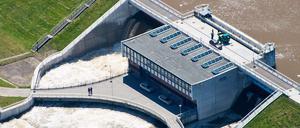 Hochwasser der Spree strömt aus dem Überlauf der Spremberger Talsperre nahe Spremberg.