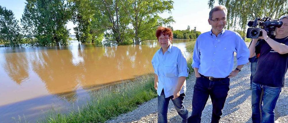 Ministerpräsident Matthias Platzeck auf dem Deich von Mühlberg.