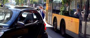 Besonders in Schöneberg werden die Busspuren von Falschparkern blockiert, die BVG hat 20 Mitarbeiter im Einsatz, die für Ordnung sorgen sollen.