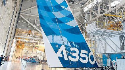 Ein Airbus A 350 besteht zu 50 Prozent aus hochwertigen Textilfasern. Unser Bild zeigt die Fertigung in Südfrankreich. Foto: dpa