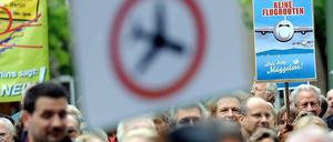 Demonstranten protestieren in Berlin-Friedrichshagen gegen die geplanten Flugrouten des BER über Friedrichshagen und den Müggelsee.