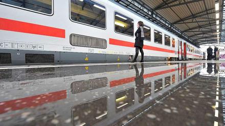 Teilweise sind die IC-Züge der Bahn 40 Jahre alt und müssen deshalb modernisiert werden.