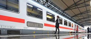 Teilweise sind die IC-Züge der Bahn 40 Jahre alt und müssen deshalb modernisiert werden.