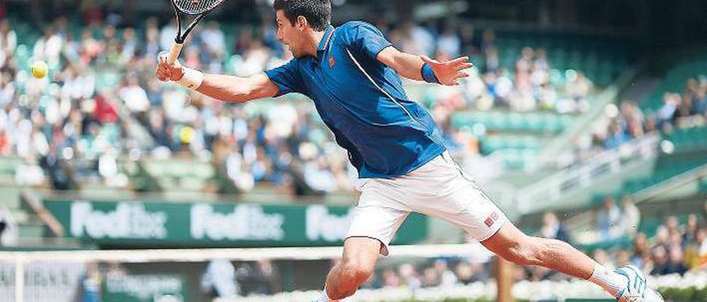 Blick zurück. Der Serbe Novak Djokovic ist vom Tod seiner 76 Jahre alten ehemaligen Tennislehrerin tief betroffen. Foto: AFP