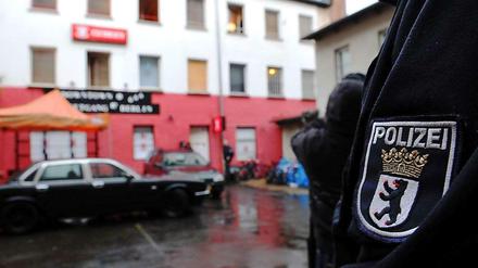 Ein Polizist vor einem Haus an der Berliner Allee in Weißensee. 