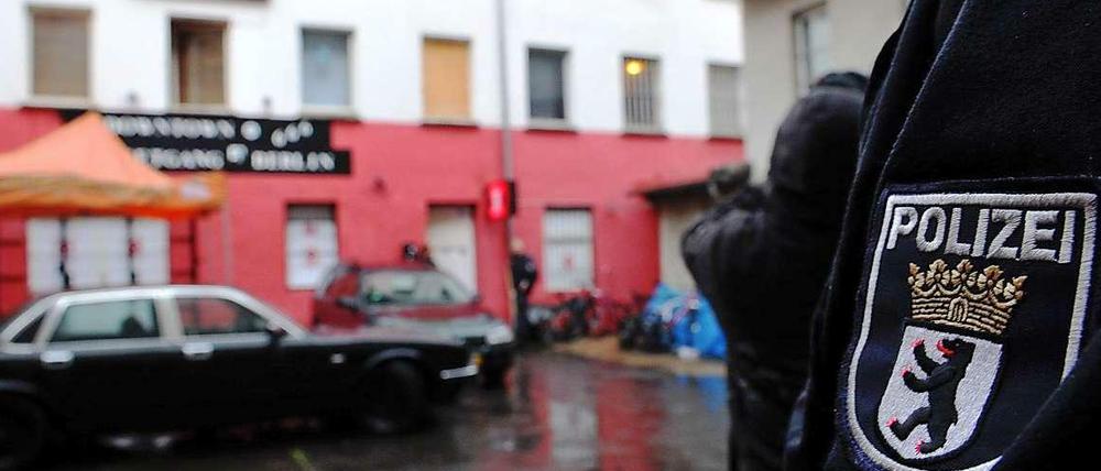 Ein Polizist vor einem Haus an der Berliner Allee in Weißensee.