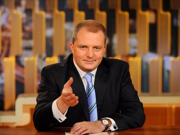 Jörg Thadeusz (rechts) moderiert jede Sendung in Radio und TV, die ihm angeboten wird.