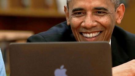 US-Präsident Barack Obama lässt sich von einem Schüler bei einem Besuch der Mooresville Middle School in North Carolina etwas auf einem Apple-Laptop zeigen.