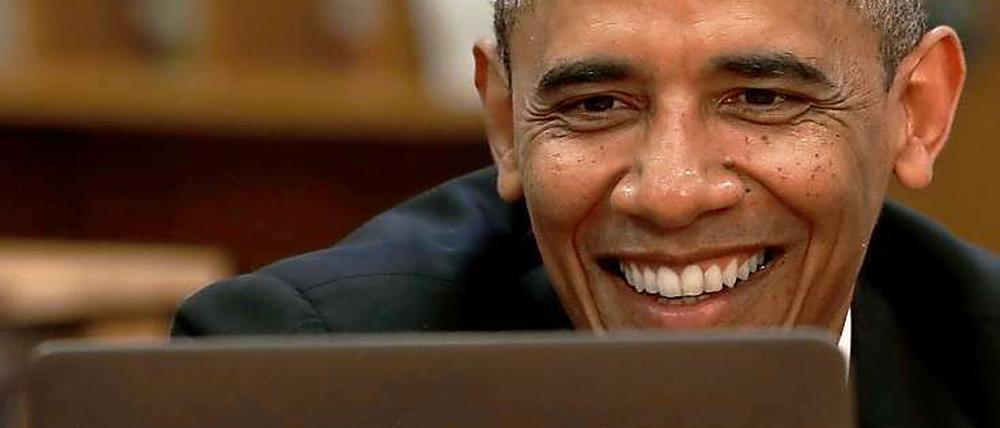 US-Präsident Barack Obama lässt sich von einem Schüler bei einem Besuch der Mooresville Middle School in North Carolina etwas auf einem Apple-Laptop zeigen.