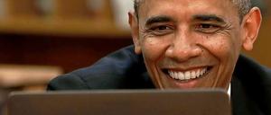 US-Präsident Barack Obama lässt sich von einem Schüler bei einem Besuch der Mooresville Middle School in North Carolina etwas auf einem Apple-Laptop zeigen.