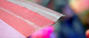 Zurzeit ein begehrtes Accessoire: der Regenschirm.