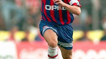 Vorwärtsdrang: Noch mit 39 Jahren trieb Lothar Matthäus den Ball übers Feld. Manche werfen ihm selbst das vor.