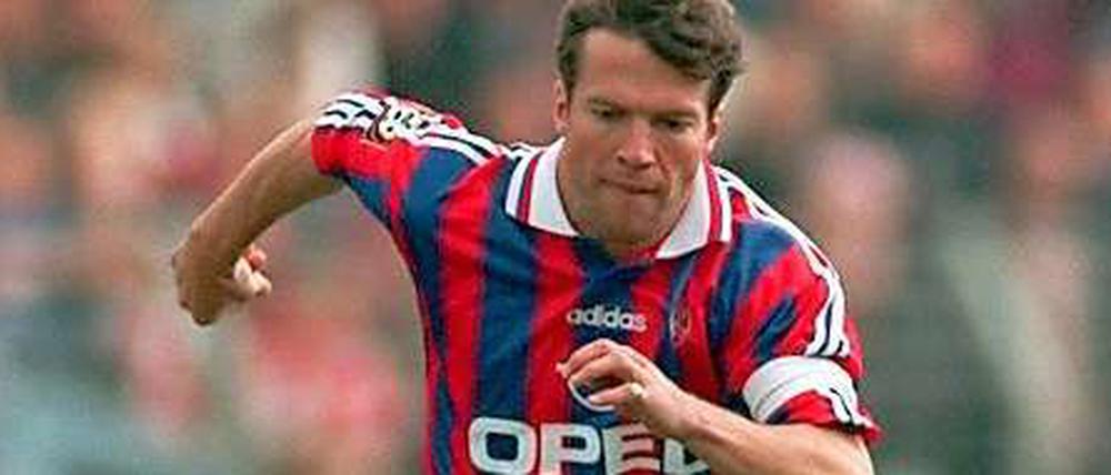 Vorwärtsdrang: Noch mit 39 Jahren trieb Lothar Matthäus den Ball übers Feld. Manche werfen ihm selbst das vor.
