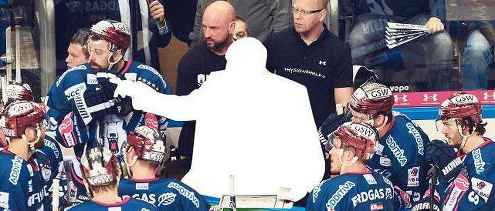 Wer soll die Eisbären trainieren? Angeblich gibt es 30 Bewerber für den Job, den der zu RB Salzburg abgewanderte Don Jackson nicht mehr wollte.