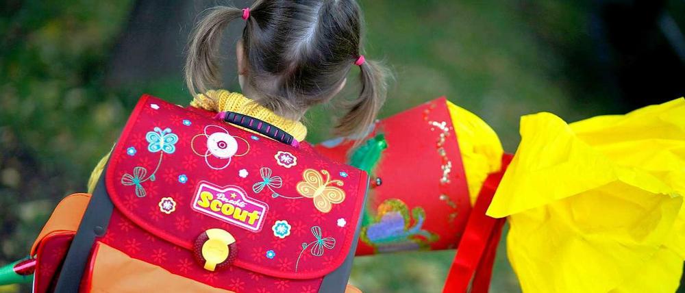 Es werden nach wie vor Berliner Kinder früh eingeschult - die Folgen sollen nun geprüft werden.