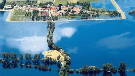 Verzweifelt stemmt sich das kleine Elversdorf in Sachsen-Anhalt gegen das Hochwasser von Elbe und Tanger. Foto: Jens Wolf/dpa