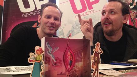 Ulf S. Graupner (links) und Sascha Wüstefeld mit einem Modellbausatz zu „Das UPgrade“.
