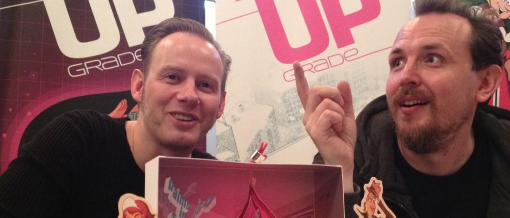 Ulf S. Graupner (links) und Sascha Wüstefeld mit einem Modellbausatz zu „Das UPgrade“.