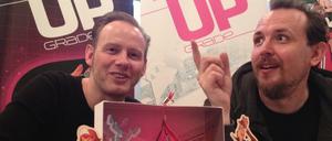 Ulf S. Graupner (links) und Sascha Wüstefeld mit einem Modellbausatz zu „Das UPgrade“.