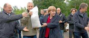 Es ehrt Angela Merkel, dass sie bei ihrem Besuch einiger Überschwemmungsgebiete auf Gummistiefel verzichtete. Demonstrativ unscheinbar zeigte sie sich. Denn sie ahnte wohl, dass jede Geste eine zu viel sein kann.