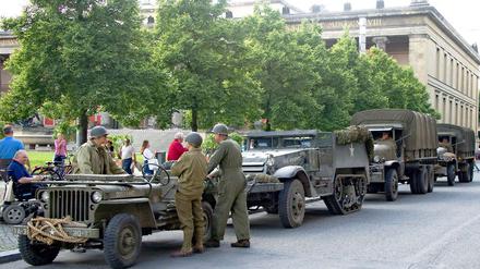 Immer mehr Hollywood-Produktionen entstehen in Berlin oder Babelsberg. Shooting von George Clooneys "The Monuments Men" am vergangenen Montag vor dem Alten Museum.