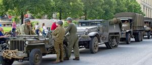 Immer mehr Hollywood-Produktionen entstehen in Berlin oder Babelsberg. Shooting von George Clooneys "The Monuments Men" am vergangenen Montag vor dem Alten Museum.