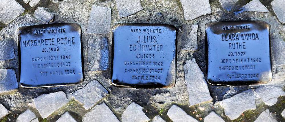Die beschmierten Stolpersteine in Friedenau.